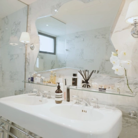 Hội nhà giàu vung tiền tỷ vào phòng tắm: Gắn đèn chùm lộng lẫy như phòng khách, nội thất thông minh vỗ về chủ