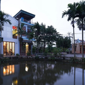 Nhà ống bên ngoài đơn giản nhưng bên trong thoáng đãng Nhà ống bên ngoài đơn giản nhưng bên trong thoáng đãng